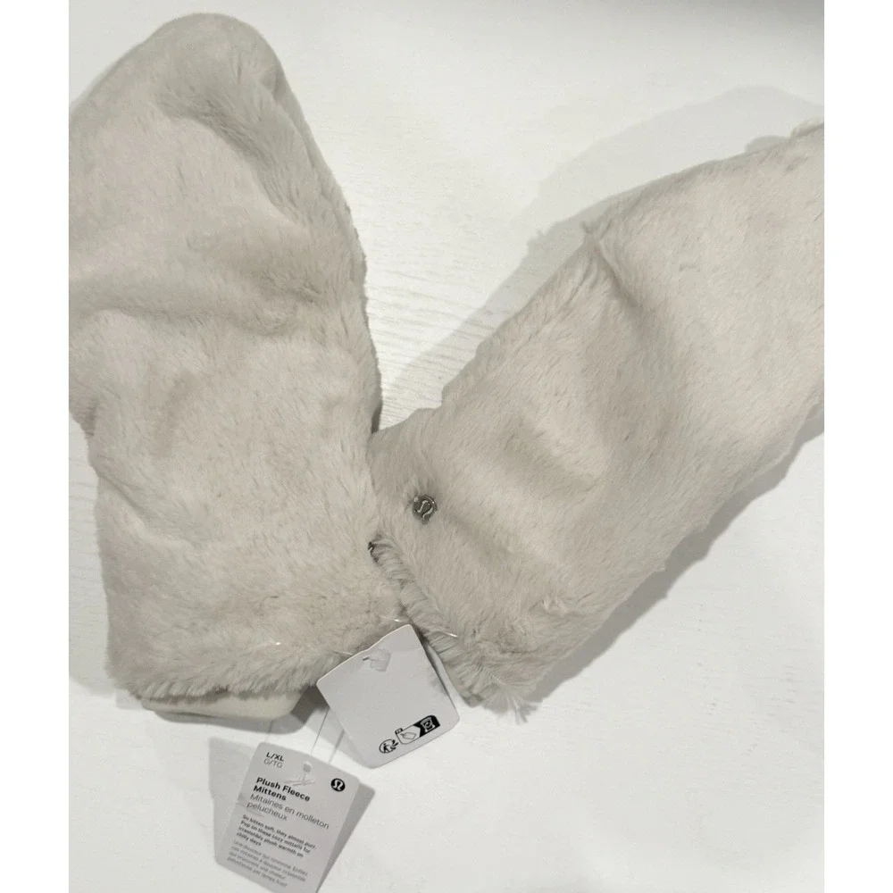 New Lululemon Plush Bone Fleece Mittens L / XL New Fur Cream Winter White Fuzzy
